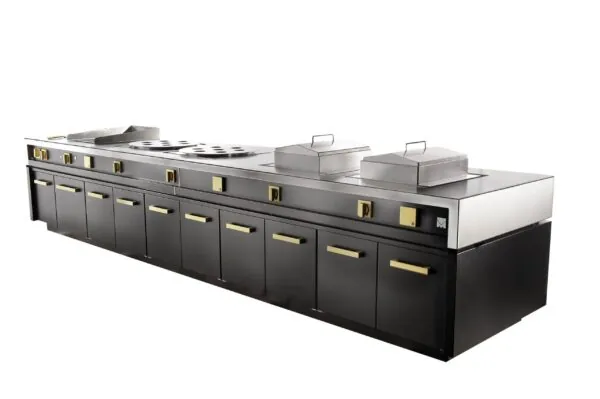 Cocina industrial negra con acabados dorados y equipamiento de alto nivel