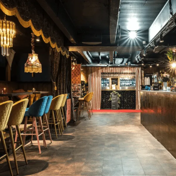 Mobiliario de bar clásico con taburetes coloridos y decoración vintage.