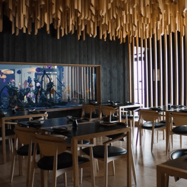 Restaurante con mobiliario de estilo zen y techo decorativo de madera.