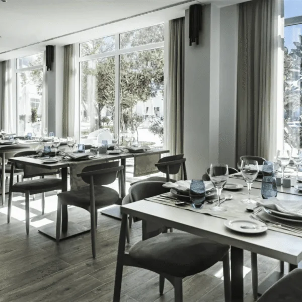 Comedor de hotel en París con mobiliario moderno de madera y sillas tapizadas.