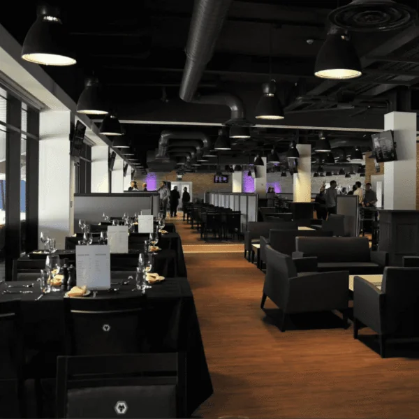 Interior del restaurante Chassis con diseño elegante e industrial en Reino Unido.