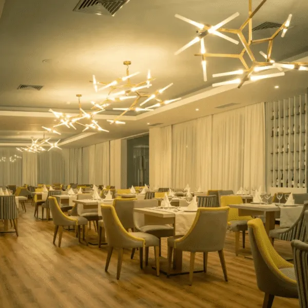 Ambiente refinado con mobiliario premium ideal para restaurantes de lujo