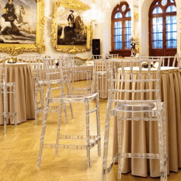 Sillas transparentes en salón clásico, para eventos de lujo.
