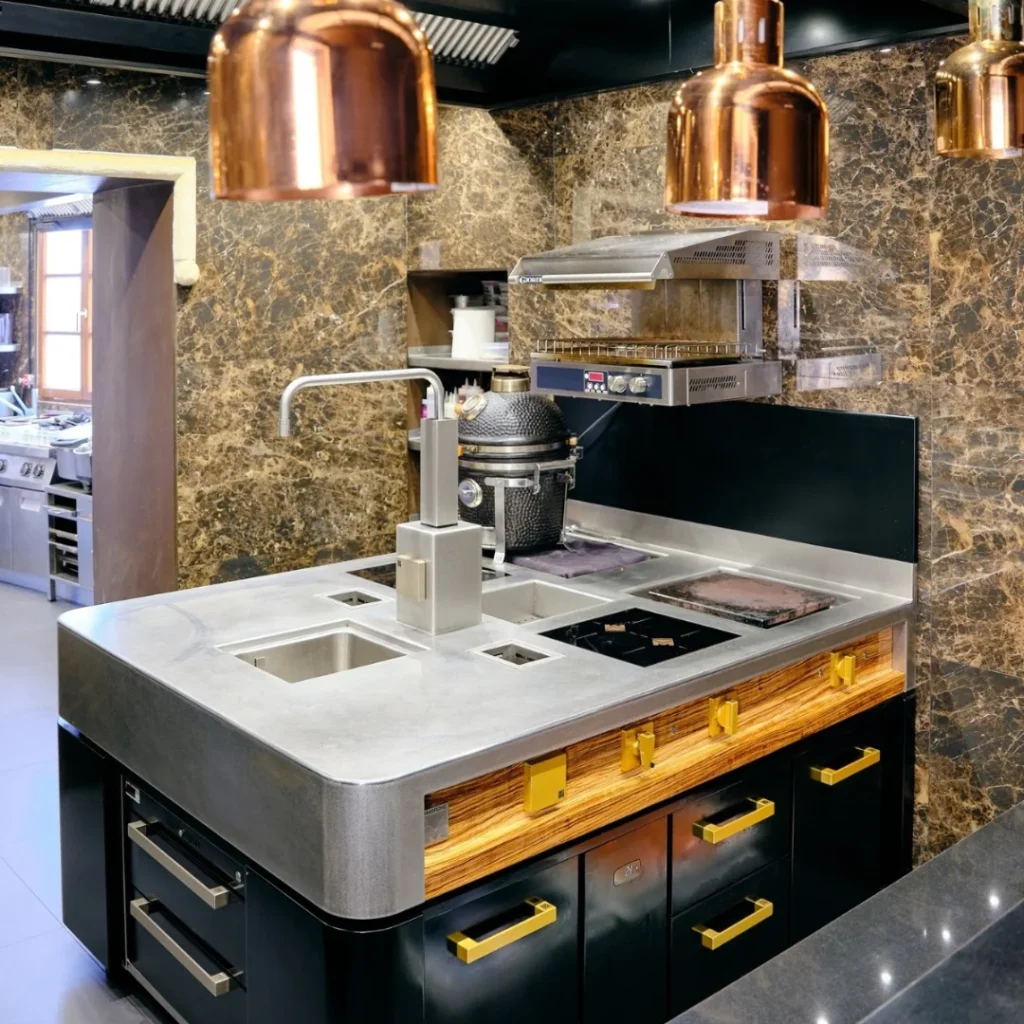 Cocina industrial de lujo con grifería moderna y lámparas colgantes de cobre