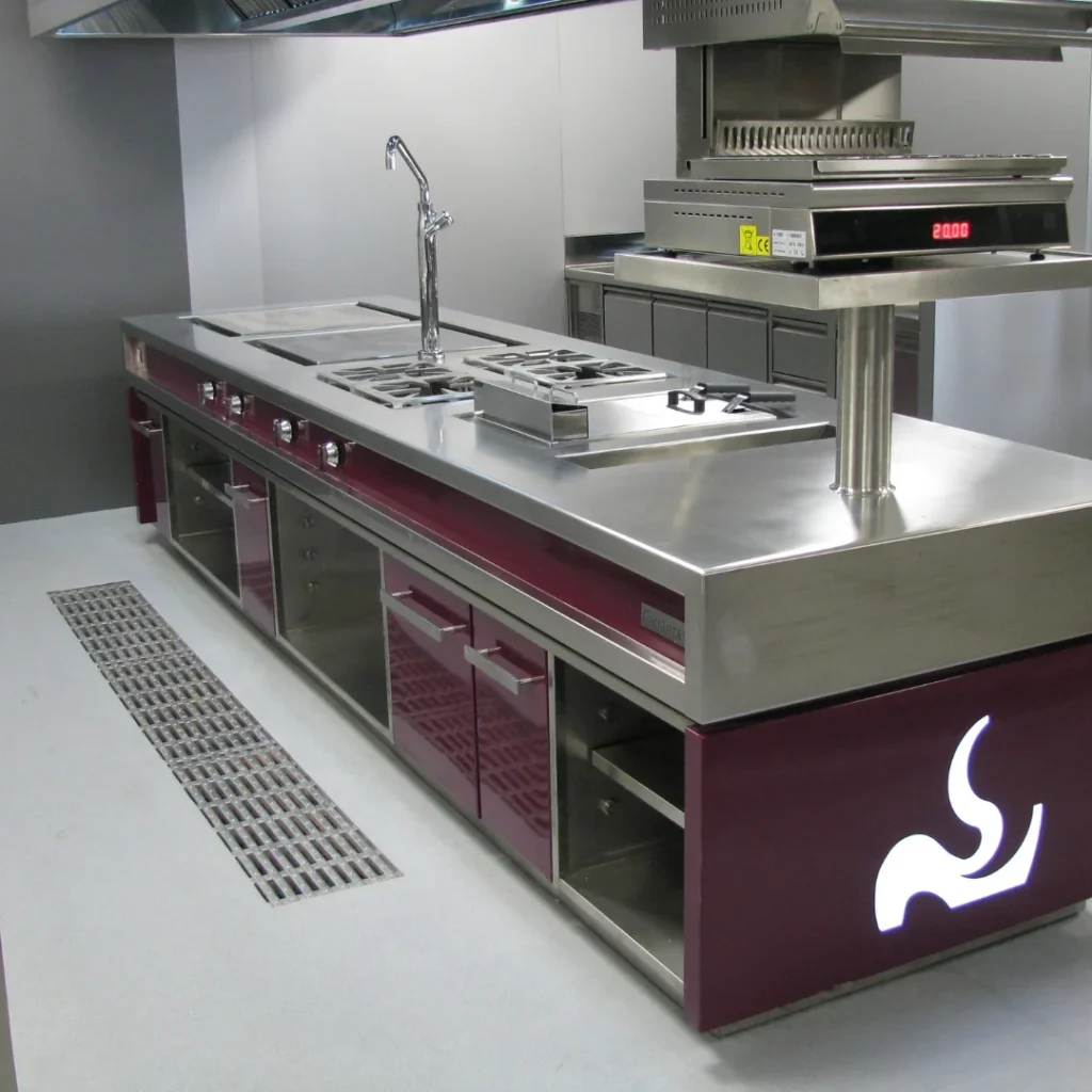 Cocina industrial de acero inoxidable con detalles burdeos, diseñada para chefs Michelin.