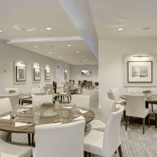 Comedor de hotel en Checoslovaquia con decoración moderna y sofisticada.