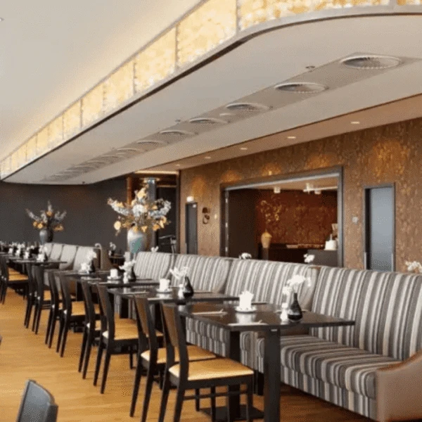 Restaurante moderno en hotel de lujo en Praga con mobiliario de diseño contemporáneo.