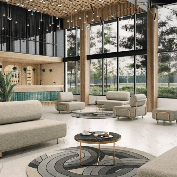 Lobby de hotel moderno con sofás beige y ventanales hacia la naturaleza.