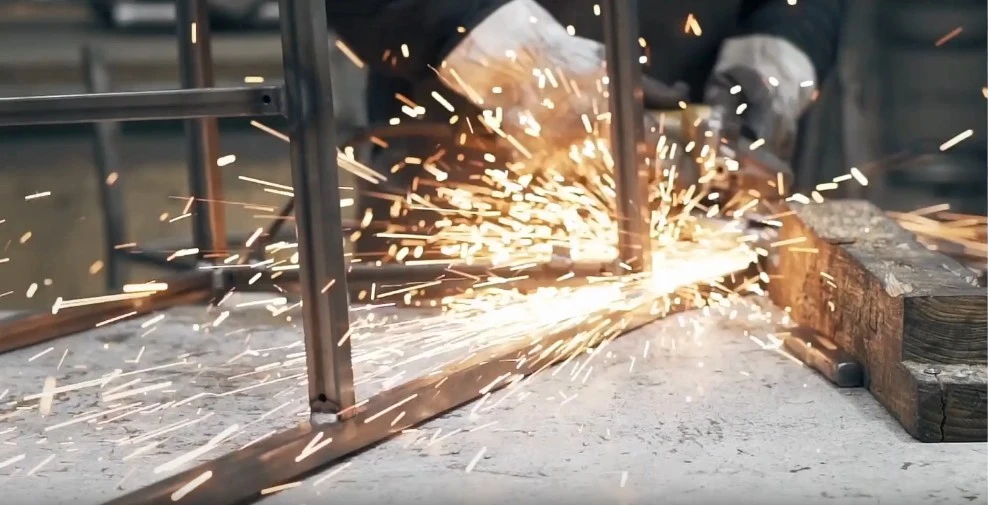 Soldadura de estructuras de hierro para mobiliario de lujo en fábrica EquipLuxe