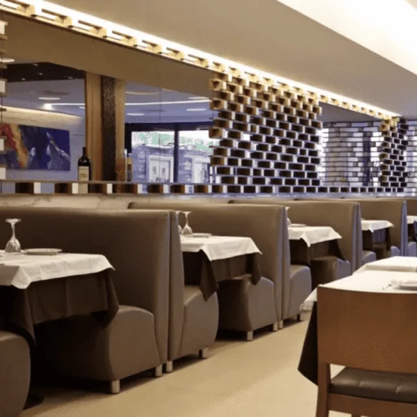 Booths tapizados modernos en restaurante con separación decorativa.