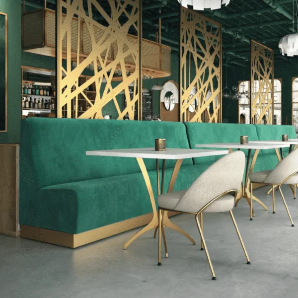 Diseño interior de restaurante en Miami con mobiliario moderno y lujoso.