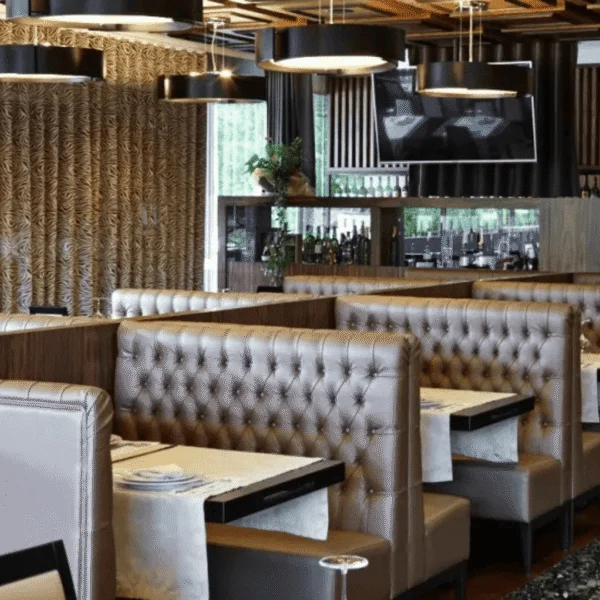 Restaurante en Rusia con diseño moderno y cabinas de cuero capitoné.