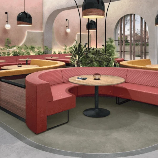 Interior de restaurante en Turquía con asientos curvos en rojo, decoración cálida y moderna.